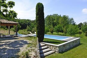 Charming Holiday Flat With Shared Pool, Malaucene