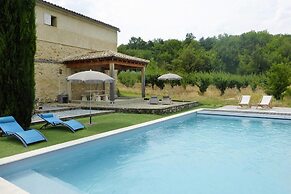 Charming Holiday Flat With Shared Pool, Malaucene