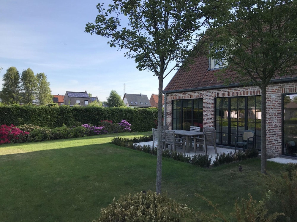 Beautiful Holiday Home in Vlaanderen With Shared Pool