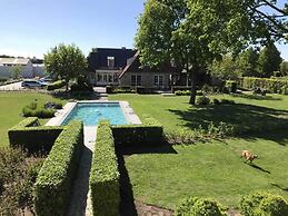 Beautiful Holiday Home in Vlaanderen With Shared Pool