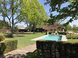 Beautiful Holiday Home in Vlaanderen With Shared Pool