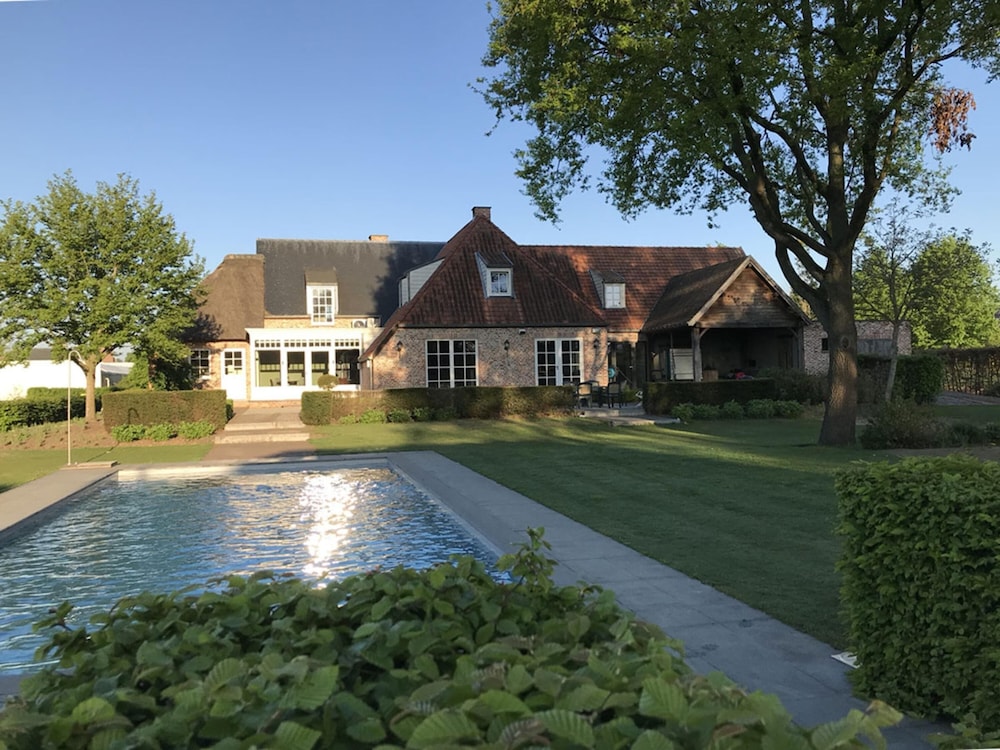 Beautiful Holiday Home in Vlaanderen With Shared Pool