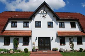 Grosses Landhaus mit Swimmingpool in Dargun