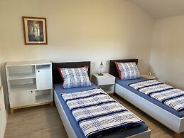 Grosses Landhaus mit Swimmingpool in Dargun