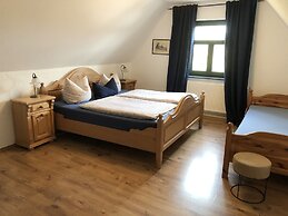 Grosses Landhaus mit Swimmingpool in Dargun