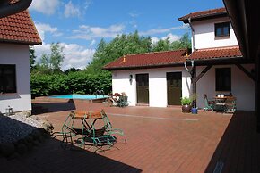 Grosses Landhaus mit Swimmingpool in Dargun