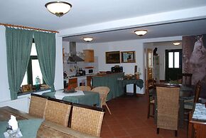 Grosses Landhaus mit Swimmingpool in Dargun