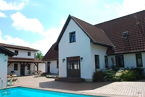 Grosses Landhaus mit Swimmingpool in Dargun