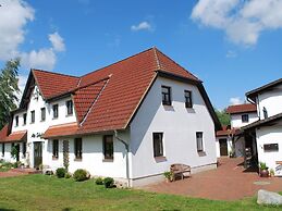 Grosses Landhaus mit Swimmingpool in Dargun