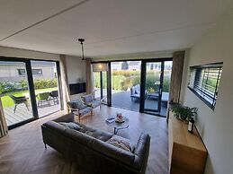 Luxurious Detached Water Villa With Jetty