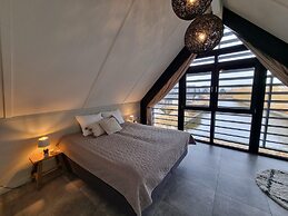 Luxurious Detached Water Villa With Jetty