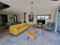 Luxurious Detached Water Villa With Jetty