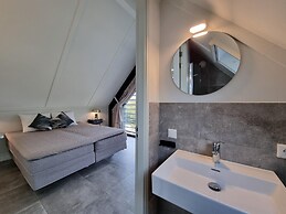 Luxurious Detached Water Villa With Jetty