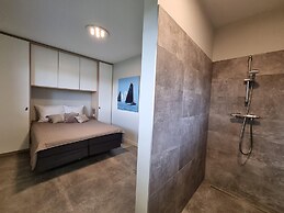 Luxurious Detached Water Villa With Jetty