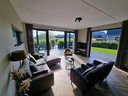 Luxurious Detached Water Villa With Jetty