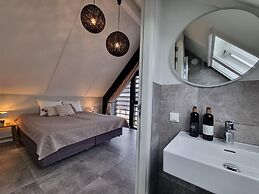 Luxurious Detached Water Villa With Jetty