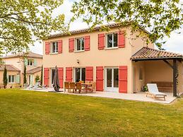 Spacious and Modern Villa With Large Garden and BBQ Area