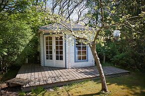 Cottage With a Fireplace Just 10 Minutes From the Beach