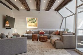 Cottage With a Fireplace Just 10 Minutes From the Beach