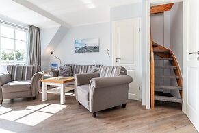 Cottage With a Fireplace Just 10 Minutes From the Beach