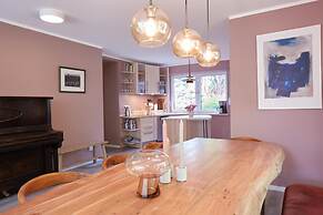 Cottage With a Fireplace Just 10 Minutes From the Beach