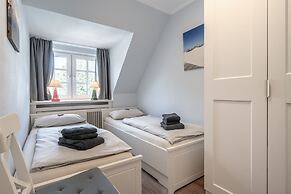 Cottage With a Fireplace Just 10 Minutes From the Beach