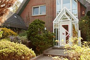 Cottage With a Fireplace Just 10 Minutes From the Beach
