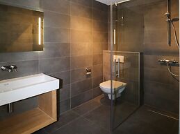 Luxury Villa With Sauna and Jacuzzi at the Lake