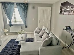 Luxurious Wolverhampton Retreat With 4 Bedrooms