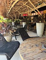 Lakwa Motel Lio Beach