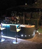 Beautiful 1-bed Secluded Cabin, With bar & Fire