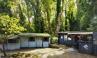 Beautiful 1-bed Secluded Cabin, With bar & Fire