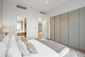 Waterfront 3BR Apt Direct Access to Nakheel Mall