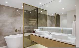 Waterfront 3BR Apt Direct Access to Nakheel Mall