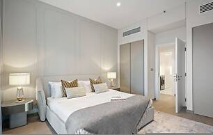 Waterfront 3BR Apt Direct Access to Nakheel Mall