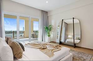 Waterfront 3BR Apt Direct Access to Nakheel Mall