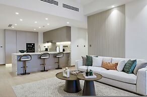 Waterfront 3BR Apt Direct Access to Nakheel Mall