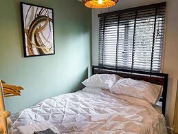 Stylish Home for 6 in Reading