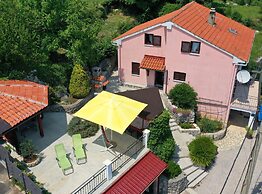 Sunny Holiday Home With Terrace