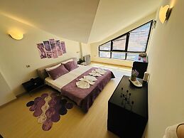 Central Art Apartment in Bansko With Mountain View