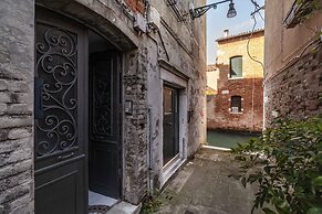 Venice Guggenheim Apartment by Wonderful Italy