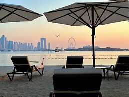 Infinity Pool and Beachfront Apartments - Seven Palm