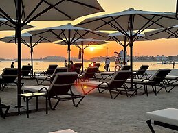 Infinity Pool and Beachfront Apartments - Seven Palm