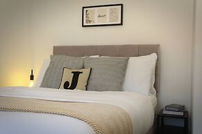 Modern 4 Bed Townhouse with Parking