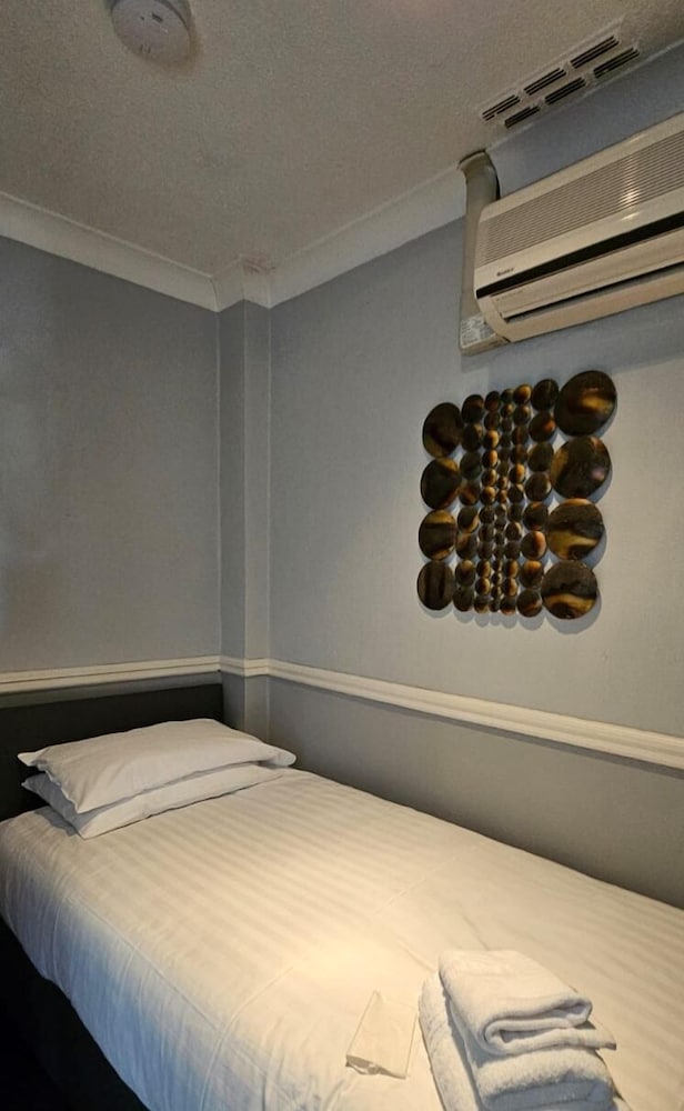 JUST ROOMS