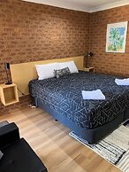 Colonial motor inn