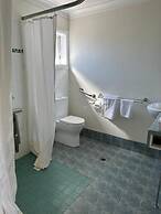 Colonial motor inn