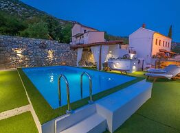 Exquisite Holiday Home With Private Pool and Sauna
