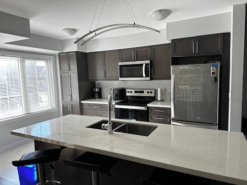 Cozy Whitby Retreat - 2 Bedroom Private House