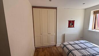 Lovely 2-bed Apartment -sleeps 5 & Parking